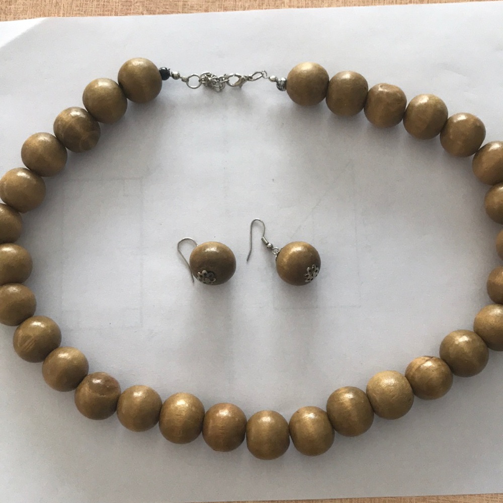Necklace and earrings set